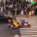 交差点で公道カートがスタック！→動けないゴーカートに真っ先に駆け寄ったのは…