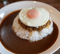 新作カレーが始まる【じゃらん食堂】と【ハチミツボタン】【珈琲いわくま】【オカノカリー】【綾部珈琲店】