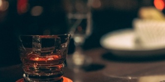 車なしで過ごしてる人って、昼間から酒飲みたくならないの？車を運転しなければ、昼でも飲んでも大丈夫なのに。