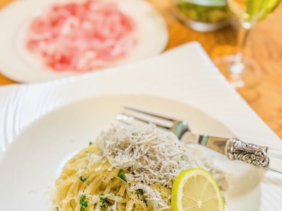 自宅めし　パセリとシラスのレモンバターパスタ　＜カラヒグ麺＞