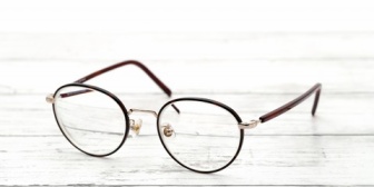 妻が何かを探してリビングをごそごそしていた→妻「眉毛がないの...、眉毛探してるんだけれど...」私「え、眉毛ですか？」→「あった！」と妻が持ち上げたのは…