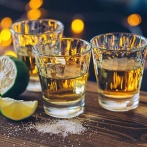 女性にテキーラ32杯飲ませ死亡 被告否認