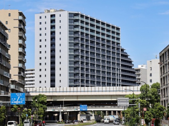 地上18階「ブルックサイドレジデンス木場」中央自動車学校跡地の賃貸マンションでカスミが運営するスーパーのBLΛNDEも併設
