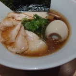 『銀座 裏庭 特製ラーメン美味い。だが いくら丼のコスパが・・/特製醤油ラーメン1300円+いくら丼800円』の画像