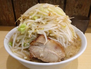 ■末広町の「影武者」で、デカ盛りラーメン！