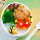 『ウズラの卵のはちくんとお花のキャラ弁』の画像