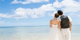 【馴れ初め】妹みたいな後輩と海外旅行に行き、教会でプロポーズの真似事したら「あれ正式なものだから結婚しないと罰せられるよ」