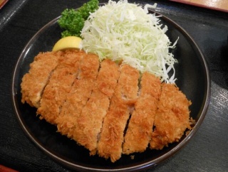 【悲報】とんかつのキャベツ、何で食べるのかまだ正解がない