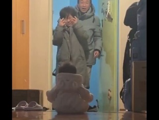 玄関ドア開けたら赤ちゃんだけがお出迎えする、初めて会う祖父母へのサプライズ