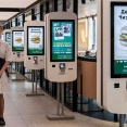 マック後継店に「ハローキティ」、SNSにピンク色バーガー投稿！