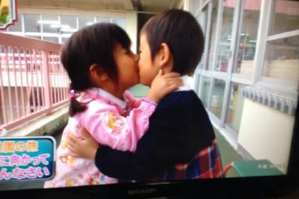 幼稚園児のラブラブなキスシーンに対する独身者の叫び 中国の反応 燃えろ China 中国の反応