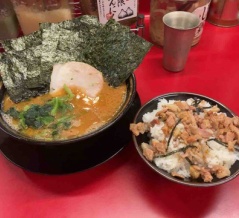 深夜は案外空いてるのかも　豚骨醤油ラーメン 王道家