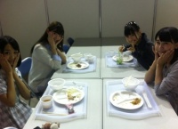【AKB48】小嶋陽菜が若手メンバーと一緒にお昼ごはんｗｗｗ