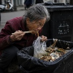 【速報】経済崩壊の中国にて、ゴミ箱の生ゴミを箸でそのまま食べる婆さんが撮影される😲