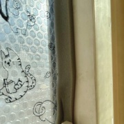 猫と一緒に北海道の冬支度（隙間テープと窓用断熱シート貼り）