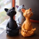 ほのぼの愛らしい、禅猫の木彫りデスクアクセント