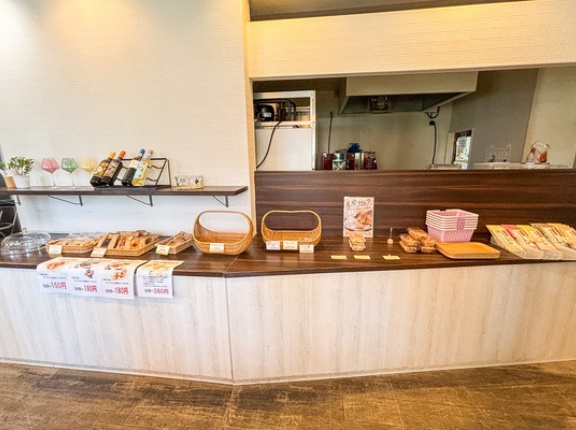 富田町に「シャトン エ ブランシュ」って500円ランチとスイーツのお店ができてる