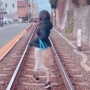 【動画】インスタグラマーさん、侵入禁止の線路を歩く動画を投稿して炎上 → 謝罪