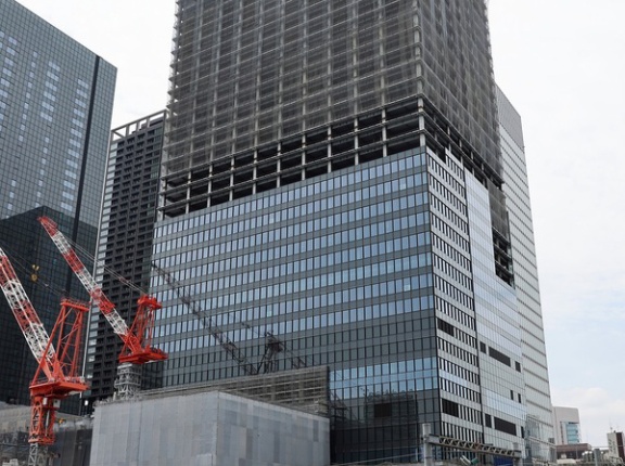 高さ約233m「世界貿易センタービルディング本館」の建替え状況！浜松町駅直結の再開発で高層部はホテル「ラッフルズ東京」が出店（2025.8.9）