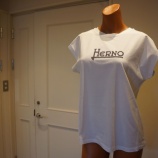 『HERNO（ヘルノ）ラインストーンロゴTシャツ』の画像