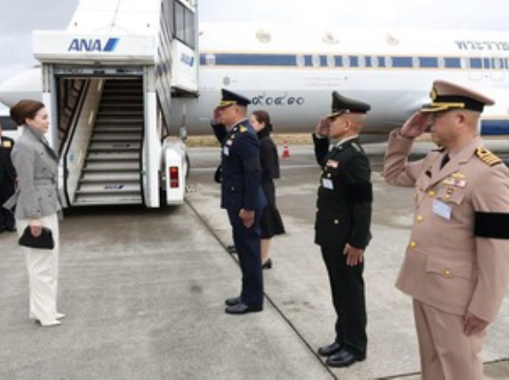 タイ王妃　自ら航空機を操縦し来日
