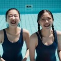 女子大生、プール掃除で大はしゃぎ？最新AI映像が夏の涼を届ける！