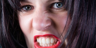 年の離れた２人の兄がアニヲタでポスターとか貼ってるのが気持ち悪くて嫌いだった。そのせいで進路だって左右されたのに…あいつらが普通に就職して家庭持ってるのが許せない