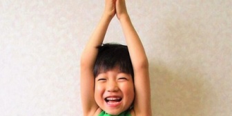 【かわいい】趣味でギターを弾いているが、もうすぐ3歳になる息子が関心を持ち始めた…