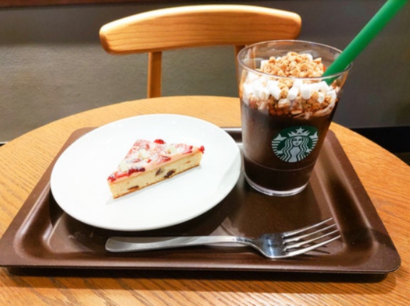 【期間限定】とろけるマシュマロとザクっとした全粒粉クランチがクセになる旨さ！スタバがこの冬贈るフラペチーノ/スターバックスコーヒー 春日井南下原店