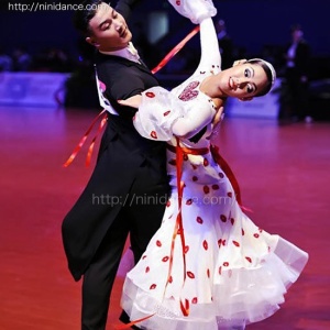 専用シルバーローズ様✨社交ダンスドレス ✨ホワイト 競技会・デモ　S 試着・レンタル・購入】社交ダンスドレス シルバー Lサイズ ラテン