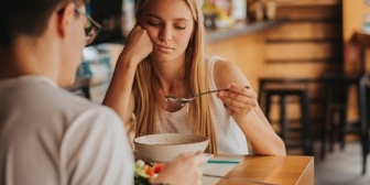 【悩み過ぎて疲れてきた】付き合って二ヶ月の彼。大学中退の26歳。貯金０で今は結婚願望無いみたい。将来考えると別れた方がいいのかな？