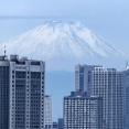 富士山で初冠雪、早朝からくっきり…訪日客「写真で見るよりも美しい」