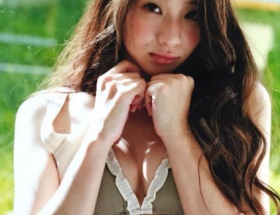 足立梨花が必死で寄せまくった谷間を披露wwwwwww