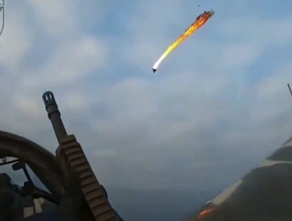 ソ連時代のYak-52訓練機から、ライフルを使って自爆ドローン「シャヘド136」を撃ち落とす！