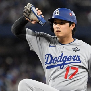 綾野剛が表紙を飾る7/20発売「キネマ旬報 2013年8月上旬号」画像