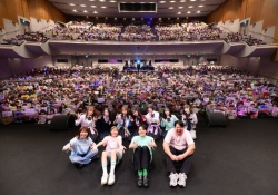 【画像】櫻坂46のイベントの客席、お爺さんで埋め尽くされる･･･
