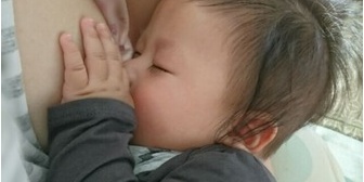 もうすぐ9ヶ月になる息子がいるけど、寝かしつけのため抱っこしてたけど全く寝ず、仕方なくベッドに置いて指を吸わせたら…