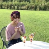 『[イコラブ] 大場花菜「#花菜さんぽ　おやつの時間🧁🍒どっちのパフェ食べたい〜？」【はなちゃん】』の画像