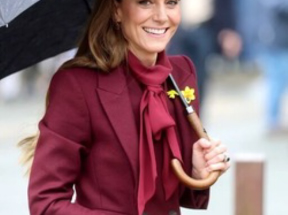 ボルドー色の衣装のキャサリン妃vs雅子さんと紀子さま