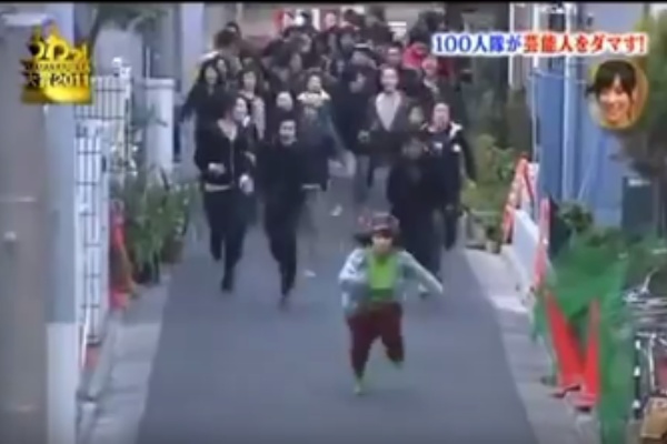 海外の反応 日本人 面白すぎだろ 日本のドッキリ番組の定番 100人隊 に 外国人 抱腹絶倒wwwww 海外の反応 あうとばーん 海外の反応 日本人 面白すぎだろ 日本のドッキリ番組の定番 100人隊 に 外国人 抱腹絶倒wwwww 海外の反応 あうとばーん