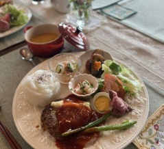 6月12日オープン！ご夫婦のおもてなし愛が伝わる花咲くカフェ「フラワーカフェ　メルシー」