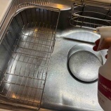 『《見落としがちな場所にカビが…「ジメジメ季節の掃除のコツ4つ」。トイレの床や壁、浴室エプロン内も対策》』の画像