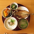 鯵の開き、煮物、小松菜の二杯酢