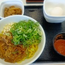 吉野家 で  牛玉スタミナまぜそば（肉だく）