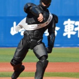 『【映画/野球】ロボコップ、始球式で球速314キロを記録！まさかの世界記録更新に会場から笑い』の画像