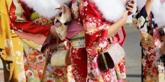 成人式に出なかった。理由は高校でいじめを受けて過食になってしまい太ったから。約20年後、祖母の遺品整理をしていると…