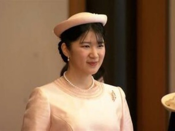 歌会始の儀で愛子さん　椅子から半ケツ状態・悠仁さまのお歌