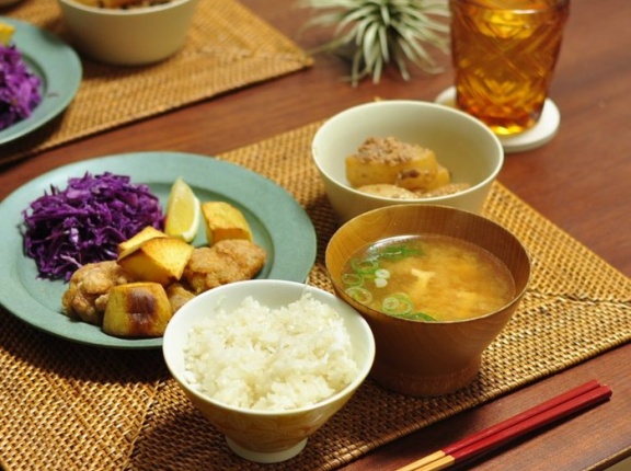 サツマイモでボリュームアップした鶏のから揚げで晩ごはんと豚肉と玉ねぎのたれ炒めで晩ごはん