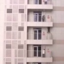 【海外の反応】日本のビルに設置された避難リフトシステムが斬新すぎる　「天才的だけど…」「パニック時に機能するの？」