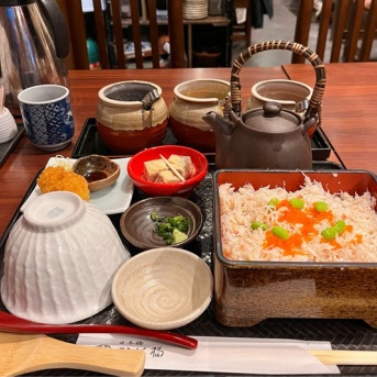 ランチがお得！かにたっぷりの御かにめし